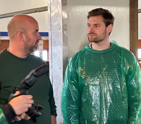 Sandtrøen i dialog med Stig Olsen som har bygget om til løsdrift.