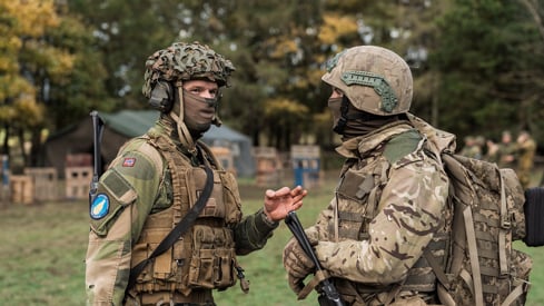 Foto: Samuel Andersen / Forsvaret Norsk soldat driver opplæring av ukrainsk soldat