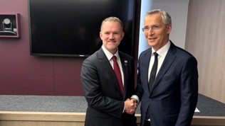 Bildet viser finansminister Jens Stoltenberg og USAs handelsrepresentant Jamieson Greer.