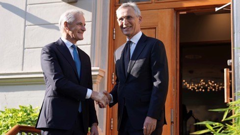 Statsminister Jonas Gahr Støre tek imot Natos generalsekretær Jens Stoltenberg i statsministerbustaden. Foto: Franziska Schminke / DSS Jonas Gahr Støre står på trappa og tar imot Jens Stoltenberg. Begge i dress med slips. Håndtrykk.
