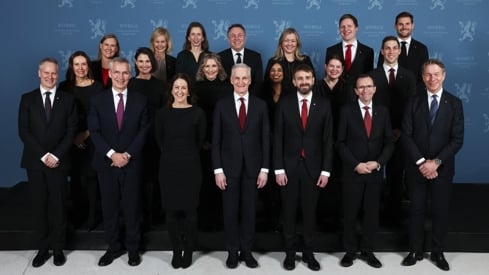 Regjeringen Støre 4. februar 2025.
Første rad fra venstre: Samferdselsminister Jon-Ivar Nygård, finansminister Jens Stoltenberg, arbeids- og inkluderingsminister Tonje Brenna, statsminister Jonas Gahr Støre, helse- og omsorgsminister Jan Christian Vestre, utenriksminister Espen Barth Eide og energiminister Terje Aasland. Andre rad fra venstre: Fiskeri- og havminister Marianne Sivertsen Næss, kunnskapsminister Kari Nessa Nordtun, digitaliserings- og forvaltningsminister Karianne Oldernes Tung, kultur- og likestillingsminister Lubna Jaffery, næringsminister Cecilie Myrseth og klima- og miljøminister Andreas Bjelland Eriksen. Tredje rad fra venstre: Barne- og familieminister Lene Vågslid, forsknings- og høyere utdanningsminister Sigrun Aasland, justis- og beredskapsminister Astri Aas-Hansen, forsvarsminister Tore O. Sandvik, kommunal- og distriktsminister Kjersti Stenseng, utviklingsminister Åsmund Grøver Aukrust og landbruks- og matminister Nils Kristen Sandtrøen. Foto: Torbjørn Kjosvold / Forsvaret Regjeringen Støre står oppstilt for gruppebilde. De fleste smiler.