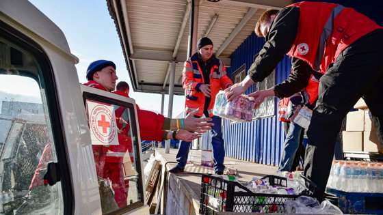 Norge har gitt store bidrag til Røde Kors-bevegelsen som her formidler hjelp til Ukraina. Foto: Maksym Trebukhou, Røde Kors